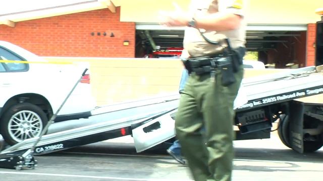 ‘Distracted’ Driver Crashes Vehicle Through Window Of 7-11 Store In Saugus смотреть онлайн