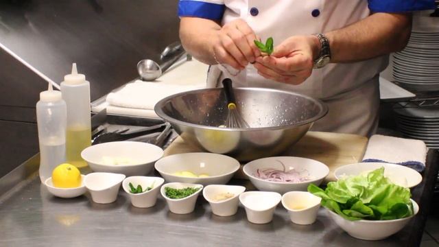 German Onion Salad : German Cuisine смотреть онлайн