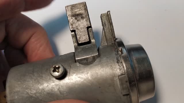 Разборка замка зажигания карбюраторной Нивы смотреть онлайн