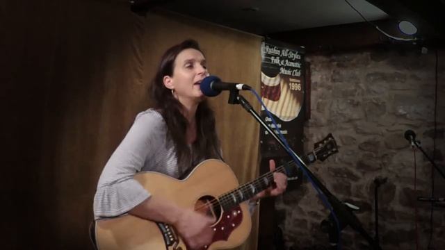 Flossie Malavialle sings Luka смотреть онлайн