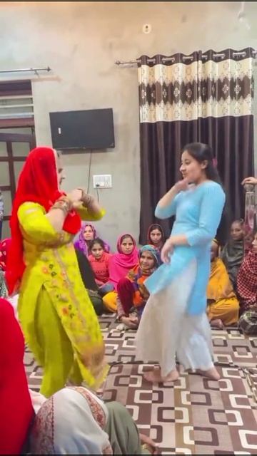 Young Girl's Dance In Wedding Party смотреть онлайн