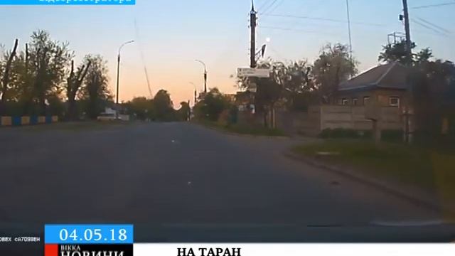 У Черкасах водій таксі взяв на таран авто «зустрічки» смотреть онлайн