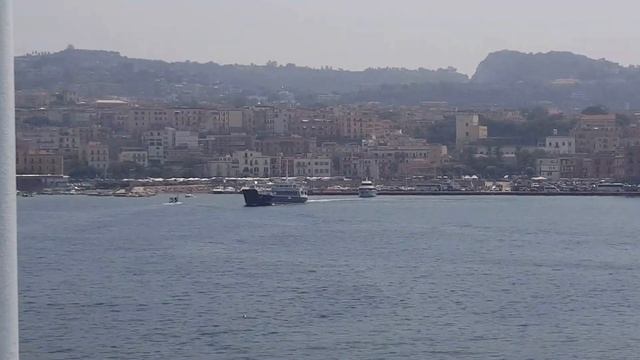 Il Tourist Ferry boat III in uscita dal porto di Pozzuoli смотреть онлайн