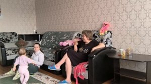 Леночка поздравила свою маму,с днём рождения..