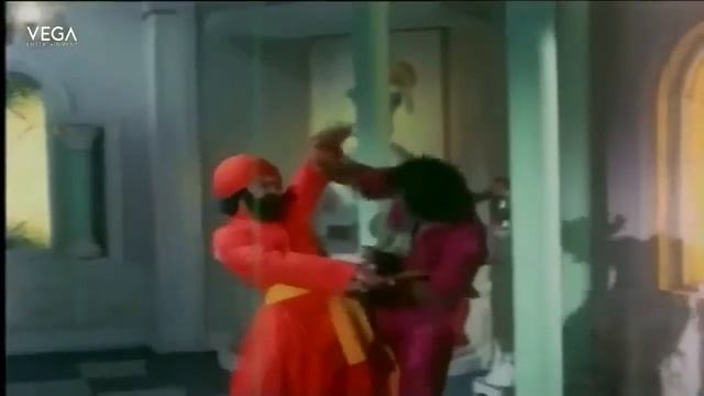 Thaayillamal Naan Illai Tamil Movie || Kamal Hassan Saves Madhu Malini || Action Scene смотреть онлайн