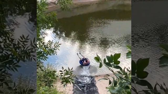 Этот мужик буквально пролетел над водой 🤩 смотреть онлайн