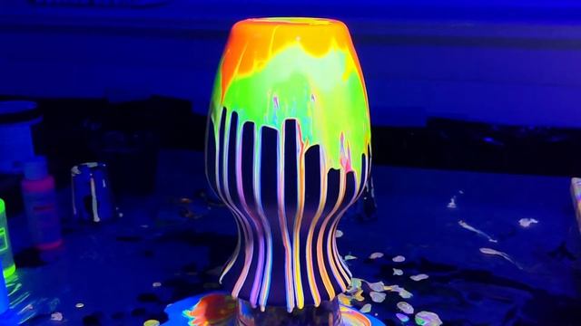 NEON BLACK LIGHT VASE PAINT POUR - Acrylic Pour On A Vase - Paint Pouring On A Glass Vase смотреть онлайн