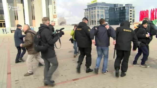 Як затрымлівалі ў Менску на акцыі салідарнасьці са зьняволенымі | Как задерживали в Минске смотреть онлайн