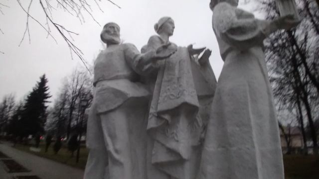 Прогулка по площади рядом с памятником символизирующим объединение сел в город Павловский Посад