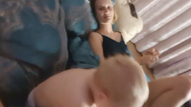 Пришёл в комнату сестры, лёг рядом и давай её затрагивать на хохотушки. Макар 1,7 года. смотреть онлайн