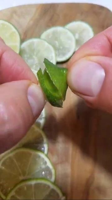Cocktail Garnish Tutorial - Lime Wheel Stack #shorts #garnish #nolow смотреть онлайн