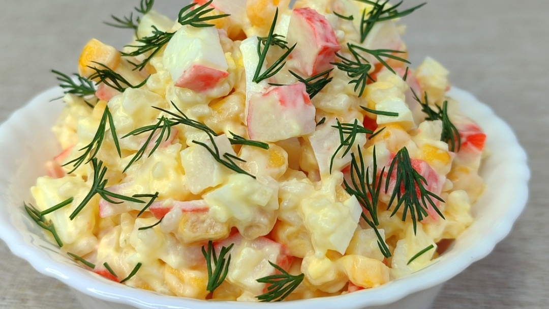 Салат с крабовыми палочками и рисом. смотреть онлайн