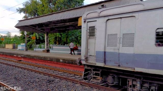 Dusky faded Sunlight, classic color & Sealdah EMU local train entered смотреть онлайн