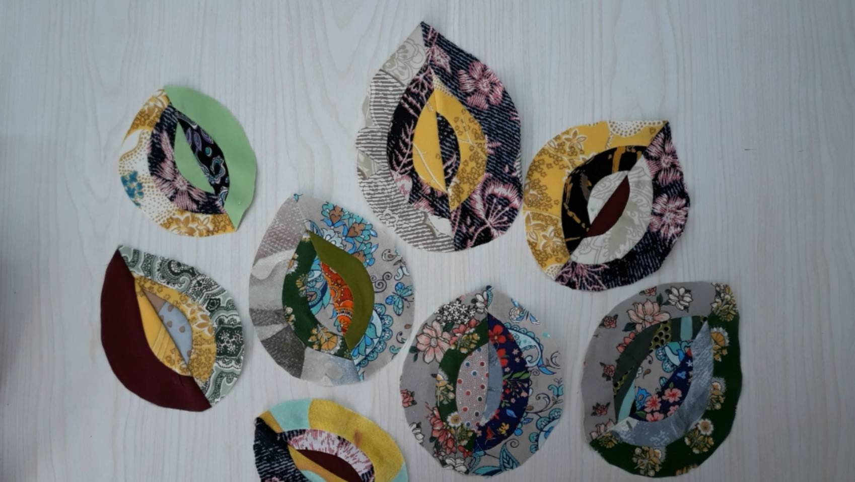 Листики из лоскутов ткани