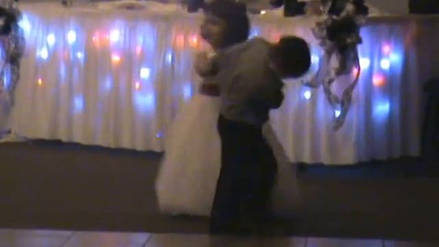 toddlers dancing at wedding смотреть онлайн