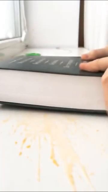 Давлю мандарин книгой под музыку из "Шерлока",а на заднем плане крутится спинер смотреть онлайн