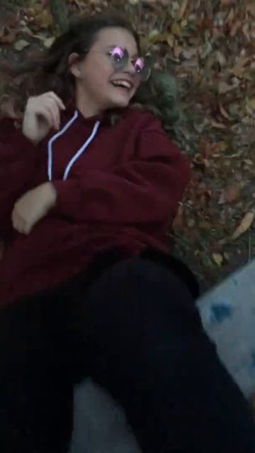 ПЬЯНАЯ БОМЖИХА УПАЛА СО СКОМЕЙКИ😂 смотреть онлайн