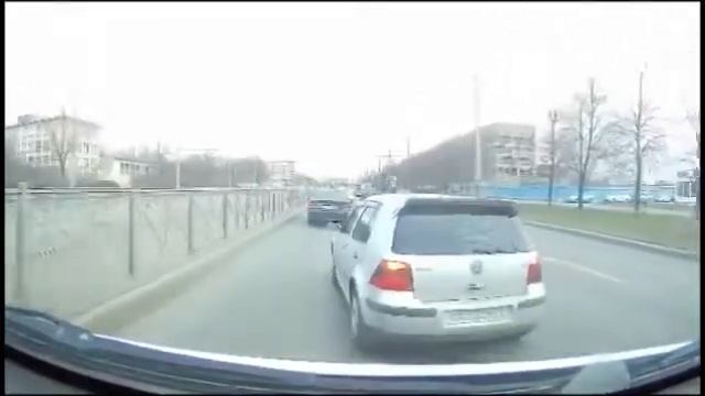 Обидели пацанчика, не пустили... А тот пистолетиком грозить смотреть онлайн