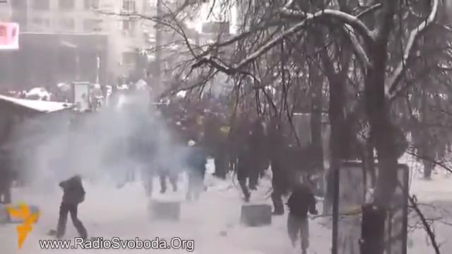 БЕРКУТ АТАКУЕТ МИТИНГУЮЩИХ НА ГРУШЕВСКОГО УКРАИНА КИЕВ МАЙДАН 22 ЯНВАРЯ смотреть онлайн