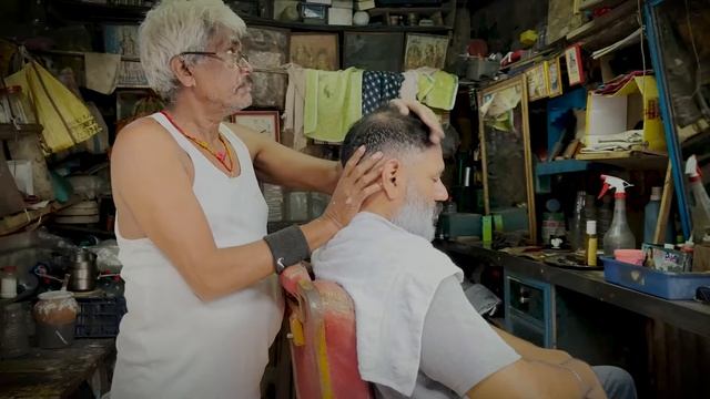 Массаж головы от индийского уличного парикмахера Раджа Кумара! Старая школа парикмахерской в Индии смотреть онлайн