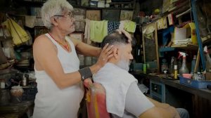 Массаж головы от индийского уличного парикмахера Раджа Кумара! Старая школа парикмахерской в Индии