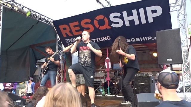 JAPANISCHE KAMPFHÖRSPIELE Live @Cologne Venloerstrasse City Fest – Zimmer 2.407b / Abflussbestattun смотреть онлайн