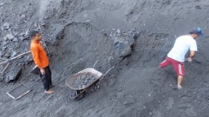 Строительство,шахтёры выбирают песок из оползневого материала