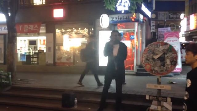 ночная улица Сеула человек читает Rap смотреть онлайн
