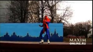 Девушки топлесс, танцы в троллейбусе и танки в городе