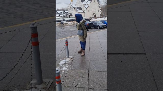 Москва Щукино для жизни 🤪 Городская сумасшедшая истерит на разных языках возле входа в ТРК Щука 🤣🤣🤣 смотреть онлайн