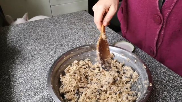 Супер питательные овсяные батончики с орехами и фруктами. смотреть онлайн