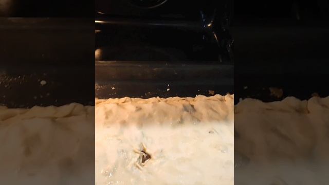 Пирог из слоёного теста с курицей и грибами. смотреть онлайн