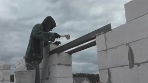 Монолитный пояс и перемычки из металлических уголков. Построить дом своими руками из газоблоков