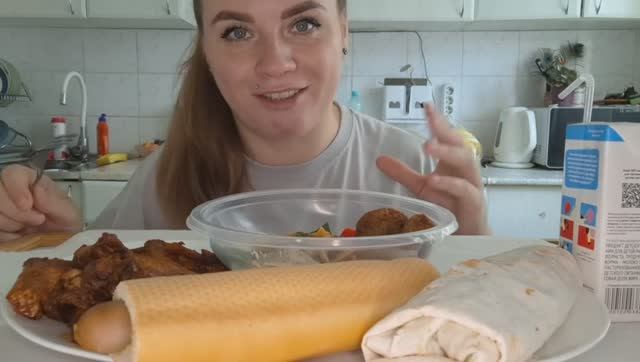 Мукбанг шаурма, хот дог, крылышки барбекю и интересный салат Боул с фалафелем #мукбанг смотреть онлайн