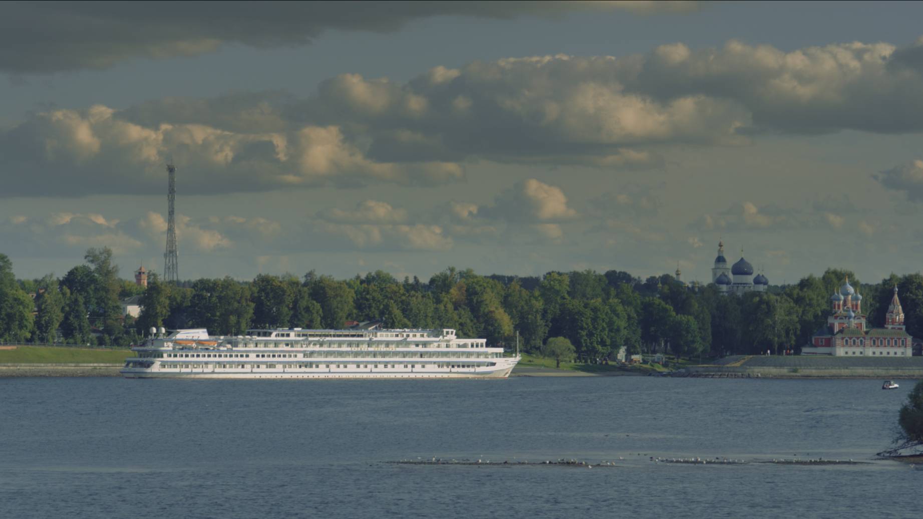 Путешествие по Волге, на подходе к Угличу, лето 2023 смотреть онлайн