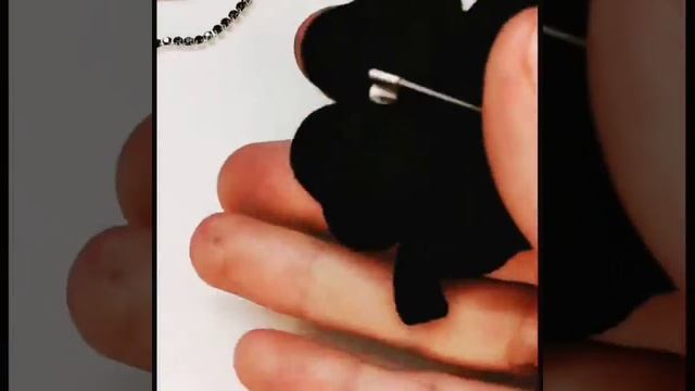 Брошь из бисера "Чёрный клевер" смотреть онлайн