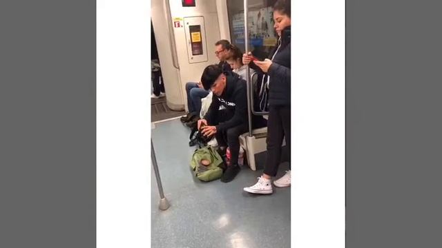 Preparando Cola Cao en el metro🚈 смотреть онлайн