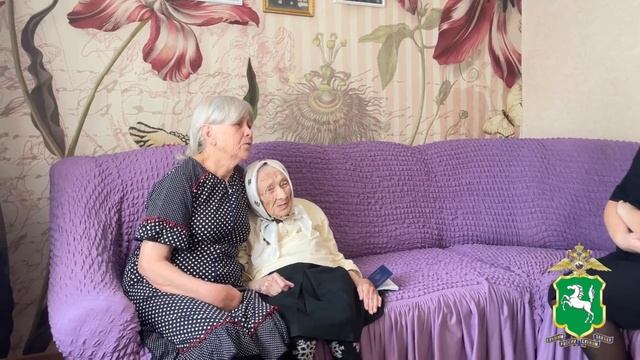 В Томске сотрудники УВМ вручили бессрочный вид на жительство 102-летней гражданке Киргизии