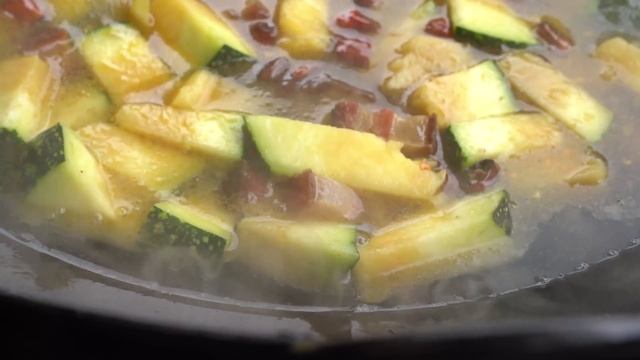 冬天田裡還有南瓜，老弟摘回家燉臘肉吃，軟爛入味，太費米飯了！ 【鐵鍋視頻】 смотреть онлайн