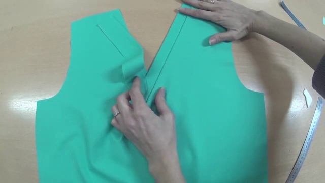 Два способа обработки V-образной горловины планкой смотреть онлайн