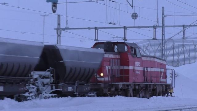 Норвежский маневровый Т44 тепловоз застрял в снегу смотреть онлайн