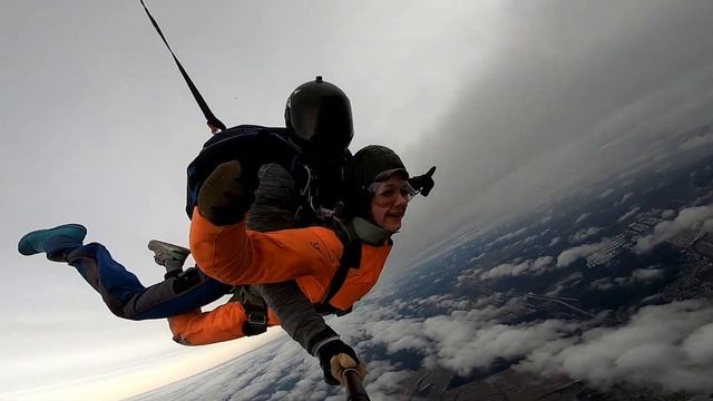 Прыжок с парашютом в тандеме с инструктором на аэродроме Путилово смотреть онлайн
