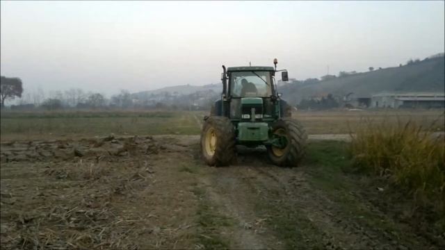 Aratura con John Deere 6910 & trivomere Nardi смотреть онлайн