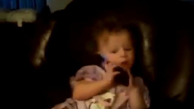 Детский мир.Маленькие дети. Приколи прикол.КАК МАЛЕНЬКАЯ БИЗНЕС ЛЕДИ ВЕДЕТ ПЕРЕГОВОРЫ ПО СМАРТФОНУ смотреть онлайн