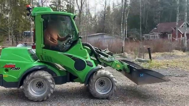COMPACT LOADER, AVANT 750, WITH MANY TOOLS смотреть онлайн