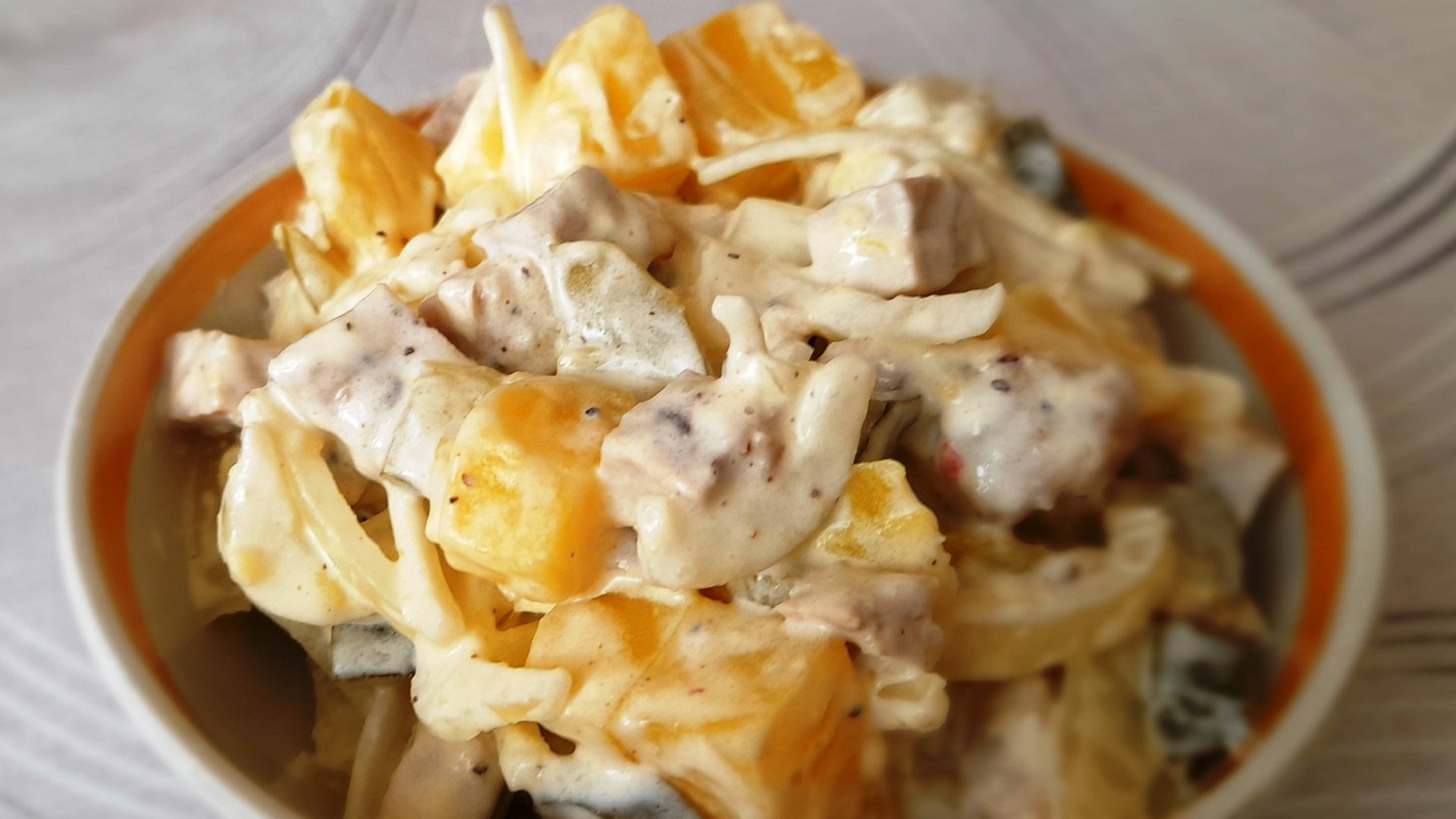 Салат со свининой и солеными огурцами смотреть онлайн