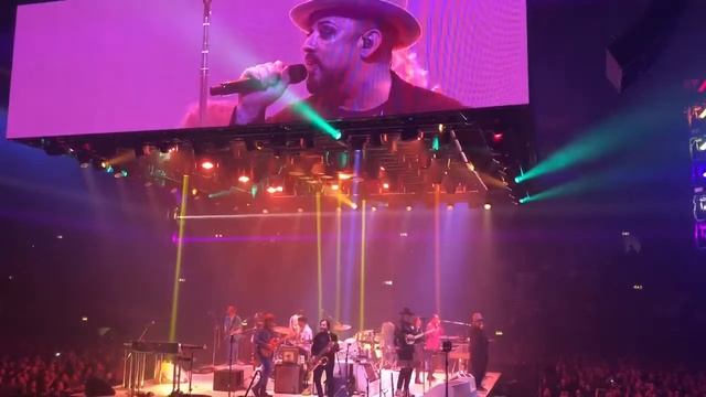 Arcade Fire & Boy George - Karma Chameleon Wembley Arena 13.4.18 смотреть онлайн