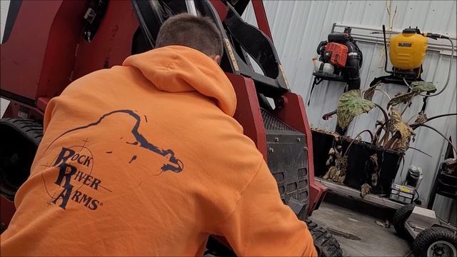 Removing Hydraulic Cylinder on Toro Dingo TX1000 смотреть онлайн