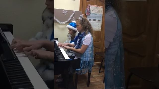 Сестры Подлужные Мария и Татьяна поздравляют с Новым годом! смотреть онлайн