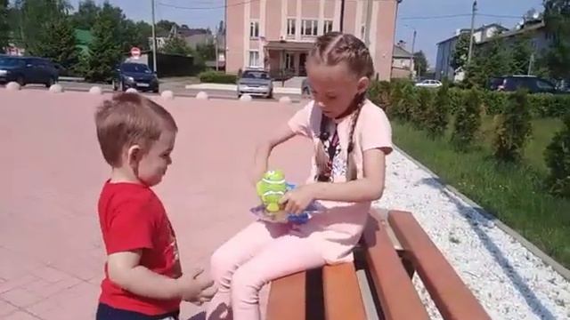 Милана распаковала безделушки, дети, видео, смешные смотреть онлайн